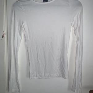 Tröja - Vita aldrig använda tröja i storlek Xs från Gina tricot, sitter jätte fint men kommer tyvärr aldrig till användning, endast testad nypris 199kr mitt 100kr💞