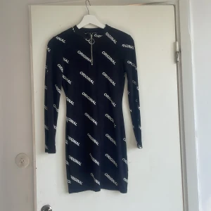 Klänning  - Den är S,36. Passar i sommaren. Den är svart med vita markeringar. 