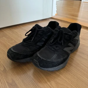New Balance 990 v4 - New Balance 990 v4 i svart i strl 44.5