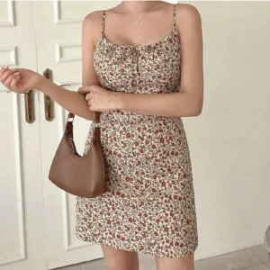 Sommarklänning  - Köptes på plick men har ej använt den så säljer vidare. 