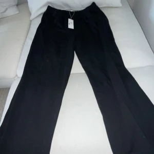 Arket Mjukisbyxor - Raka Mjukisbyxor från Arket säljs pga fel storlek.  Stl: XL