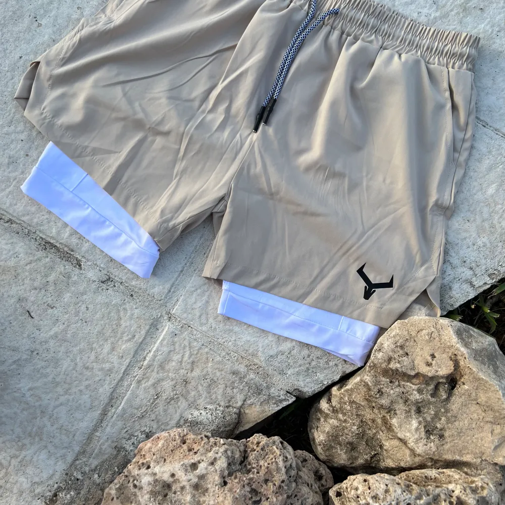 Perfekta 2 in 1 shorts för sommaren. Inbyggda dubbel lager av silkeslent tyg som formar sig efter din kropp.   Funkar för… bad, träning, vandring eller helt enkel casual fit. Shorts.