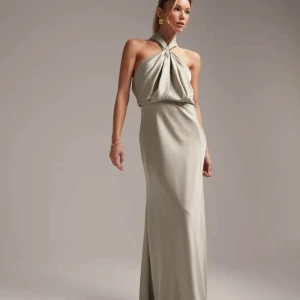 Balklänning  - Superfin populär balklänning från Asos!💚Så fin sage-grön färg. Endast testad en gång och lappen är kvar. Klänningen är i storlek 34. Säljer då utgångsdatumet för att lämna tillbaka den gått ut.💕 Nypris 1569 kr. 