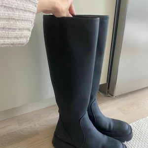 Sara stövlar  - Zara stövlar storlek 37. Använd fåtal gånger. 