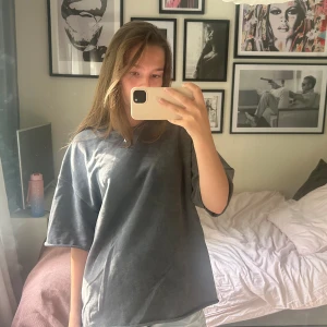 Grå kortärmad sweatshirt - Grå sweatshirt, inga slitningar storlek s