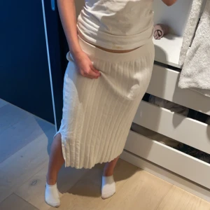 Kjol - Säljer denna sköna kjolen med slits.