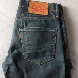 Mörkblåa Levis jeans i nyskick! W27 L32 🤍 Inte smala nertill! Lågmidjade! Sitter tyvärr lite för konstigt på mig, därav säljer jag dem! 🤍 Skickar gärna fler bilder 