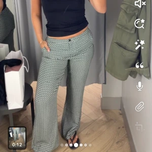 Virala byxor hm - Säljer dem virala TikTok byxorna från H&M med grönt mönster!! Storlek:42 men små i storlek!! 100kr plus frakt