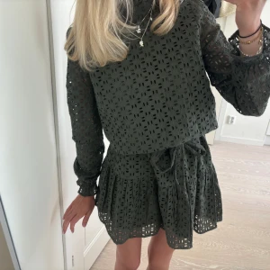 Hålbroderad klänning  - Sååå fin hålbroderad miniklänning med knytning i midjan💕 sparsamt använd 