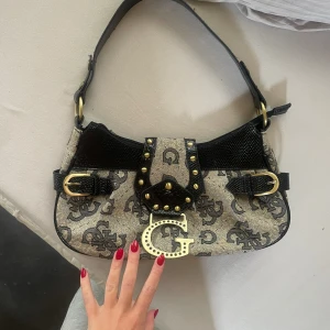 Vintage väska - En snygg vintage väska i bra skick! Enda som är sönder är att toppen av dragkedjan lossnat (bild 3) men den går ändå att öppna å stänga! Skriv för mer bilderbok 