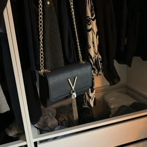 Valentino väska  - Mörkblå Valentino väska💕 jättebra skick! 