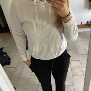 Enkel vit hoodie🤍 - Enkel, tunnare, vit hoodie från Cubus stl S✨