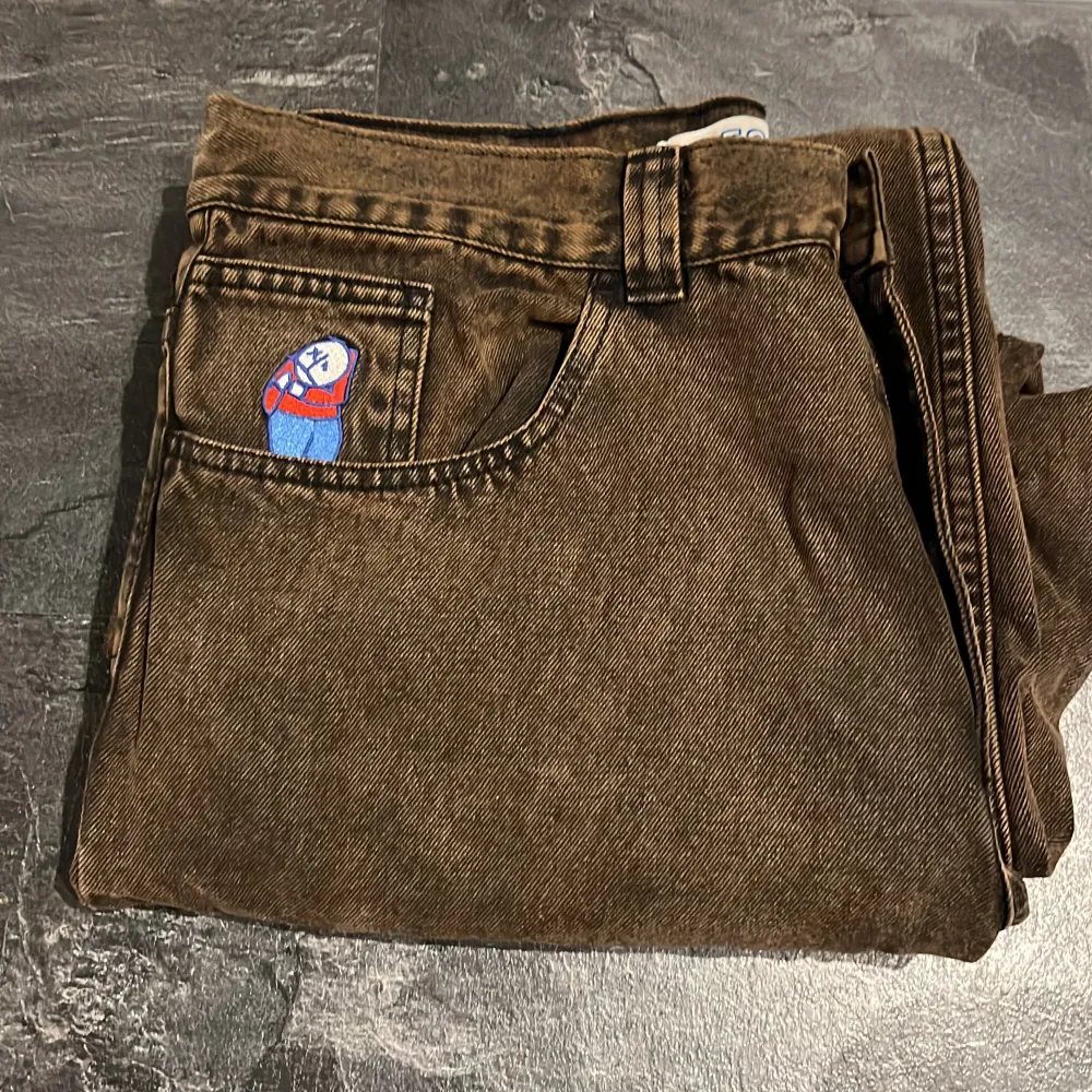 Säljer oanvända polar jeans pga inte längre min stil, bra skick 9/10 Nypris 1300 mitt pris 850 hör av dig om du har några frågor eller funderingar! Pris kan såklart diskuteras vid snabb affär🤩🤝. Jeans & Byxor.