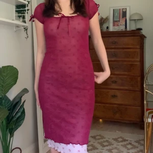 Rosa midiklänning - Vintage mellanlång klänning i rosa mesh och med blommigt tyg under, från märket Sisters Point! Rosettdetaljer och fyrkantig urringning (har en fläck på undertyget med syns inte igenom) 💞