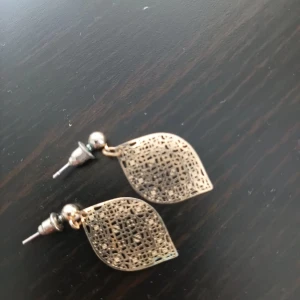 Örhenge  - Fina örhengen i form av ett löv i guld, nästan oanvända i väldigt bra skik.