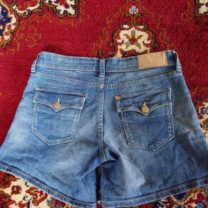 Små jeansshorts köpta second hand. Från HM från början. Låg midja med en liten flare i benen. använda ett fåtal gånger.