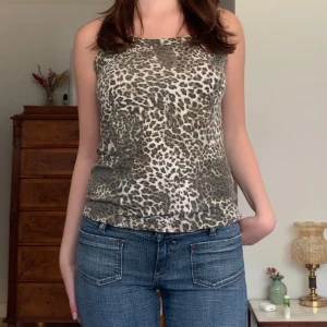 Leopard-linne - Vintage tunnt linne i brun/beiget leomönster, från märket Evelin! 🖤