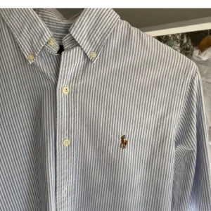 Polo Ralph lauren skjorta  - Hej! säljer nu min Polo Ralph luaren skjorta som är riktigt fin nu till sommaren! Säljer den pga att den är för kort på mig! Passar perfekt till någon som är 175-185  skick 10/10 Skriv vid frågor/flera bilder!