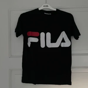 FILA T-shitt - T-shirt från FILA i använt skick, men ser helt ny ut. Storlek S Skickar mer bilder om de efterfrågas Fraktkostnad tillkommer 💕