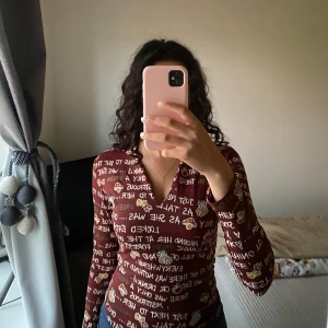 Låmgärmad topp - Köptes second hand så vet tyvärr inte märket. Skulle säga att den passar S/M som. Skön och fin tröja med inga defekter, bra material.Hör av er vid frågor eller bilder🥰