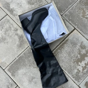 Svarta långa boots med klack - Oanvända 