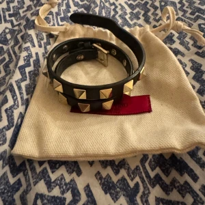 Double-strap Valentino armband (ÄKTA) - Säljer min double-strap Valentino armband. Köpt på NK för många år sedan. Har tyvärr tappat bort kvittot och boxen, men tillkommer med dustbag