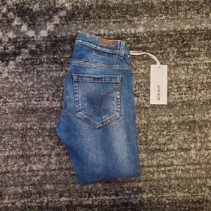 Dondup George - Tjena, Säljer dessa Dondup Jeans i modellen George, fantastiskt skick. Använda i 2 månader ca.  Nypris runt 3 tusen. Storlek 29, samt sköna slitningar på jeansen.  Kan gå ner i pris vid en snabb affär! Hör av er vid frågor eller funderingar👍