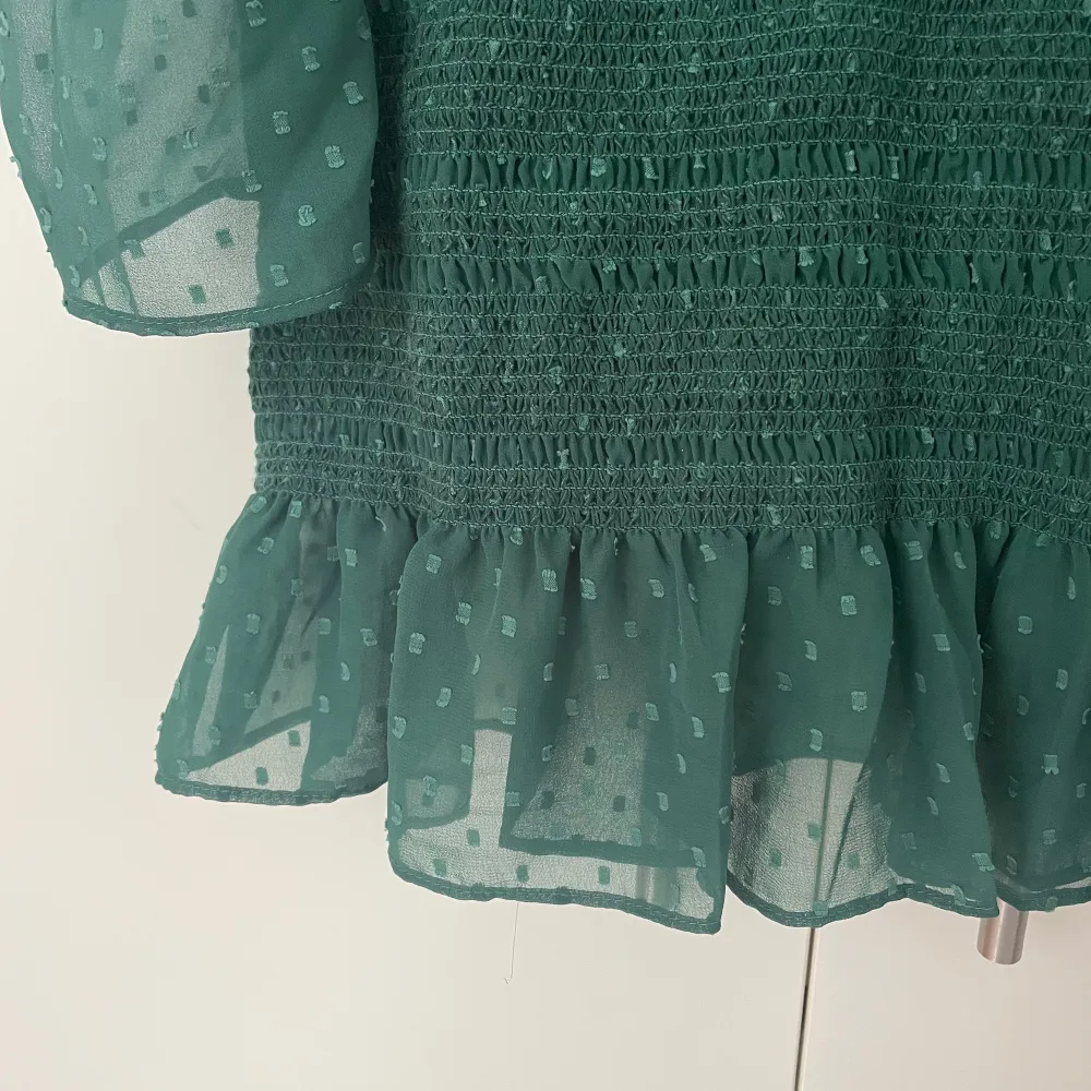 ALDIG ANVÄND, LAPP KVAR. Supersöt tajt klänning från Asos med söta detaljer. Är storlek 40 men skulle säga liten i storleken, passar bättre till 38💚. Klänningar.