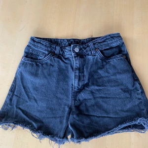 Jeansshorts  - Fina shorts från Monki, säljer eftersom de inte kommer till användning