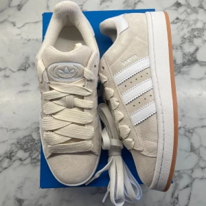 Adidas Campus 00s ”Wonder White Gum” - Helt nya och oanvända Adidas Campus 00s ”Wonder White Gum”. Storlek: 39 1/3. OBS: Trasig box! Pris: 1300+frakt. Skicka ett meddelande vid intresse! 