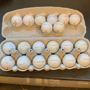 Golfbollar - Säljer 20 golfbollar i b-c skick samt fåtal i A klass 5 PRO V1 7 PRO V1x 1 AVX 1 TP5 1TP5X 5 Chrome soft