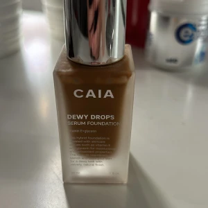 Caia dewy drops  - Endast använd 1 pump. Så är i väldigt bra skick. Så fin på andra verkligen men inte rätt färg för mig. Färg 40W och passar perfekt nu till sommaren🥹