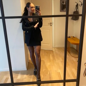 Set Zara - Kostym set strl S från Zara (kavaj i tjockare material och kjol), säljes då det inte kommer till användning. Använd endast 2-3 gånger!  Kan postas mot fraktkostnad eller hämtas i Göteborg.