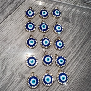 Berlock öga i guld färg  - Oanvänd 