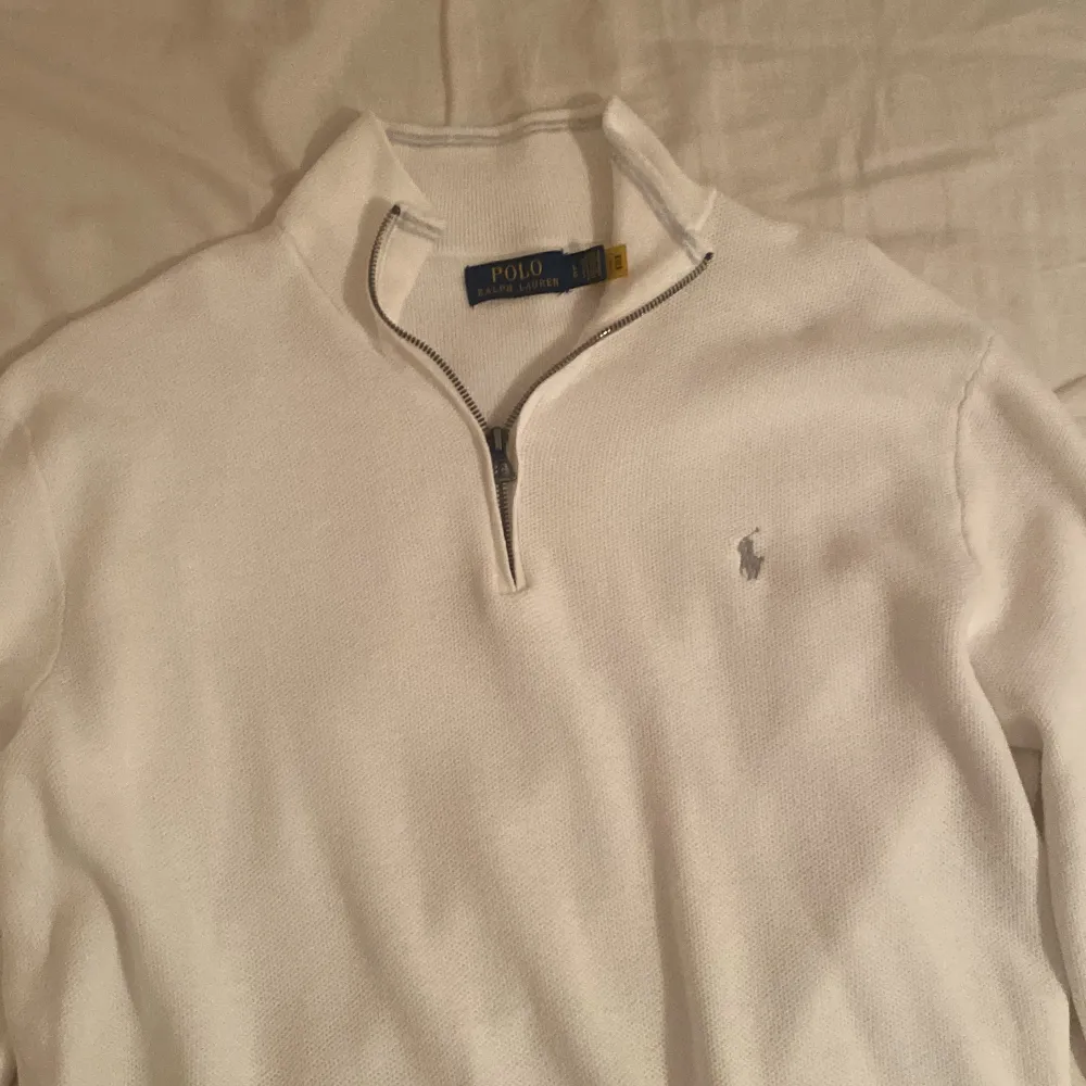 Polo ralph lauren långärmad tröja, perfekt för sommaren och är också i perfekt skick, inga defekter! Skriv vid fungeringat  Originalpris ca 2500. Hoodies.