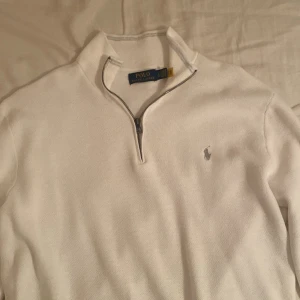 Polo ralph lauren Luxury JERSEY QUARTER ZIPPER Pullover - Polo ralph lauren långärmad tröja, perfekt för sommaren och är också i perfekt skick, inga defekter! Skriv vid fungeringat  Originalpris ca 2500