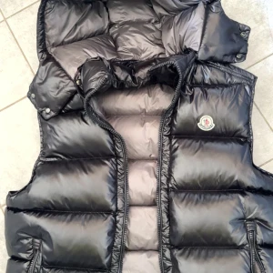 Moncler väst med luva  - En din moncler väst med luva , det är en bra väst i bra skick den är storlek 3 vilket motsvarar L jag är cirka 183 och den passar bra 