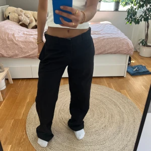 Dickies chinos - Säljer dessa svarta chinos från Dickies, i modellen Loose Fit! Oklart vilken storlek det är. Midjemått: 38 cm. Innerbenslängd: 75 cm. 💕
