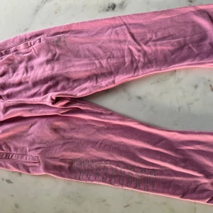 Adidas byxor - Rosa bootcut adidas byxor med stenar, några stenar har ramlat av, storlek S/M