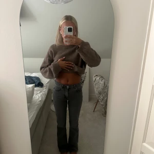 Grå bootcut jeans Gina tricot - Säljer dessa jättefina gråa jeans pga att jag har andra liknande som jag använder mer. Jag skulle säga att de är midwaist. Inga defekter. Köparen står för frakten💗💗