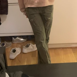 Vintage low waist jeans - Vintage jeans med 4 fickor, två på sidan o 2 på låren.