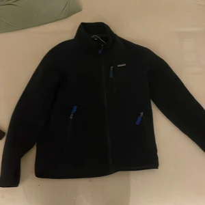 Pantagonia fleece  - Hej! Jag säljer nu min Patagonia-fleece som köptes för cirka 2 månader sedan.  Skick (10/10).  sitter lite tajt, därav annonsen. Snöret från köpet finns fortfarande kvar. Storlek: M.