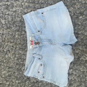 Lågmidjade jeansshorts  - Supersnygga lågmidlade jeansshorts! Säljer då dom är för små för mig💞