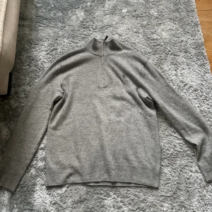 Ralph lauren stickad tröja - VÄRLDENS DEAL!!  Rensar garderoben så säljer nu min snygga ralph Lauren tröja i size M 100% ull  Färg grå Nypris 2299 från care of carl 