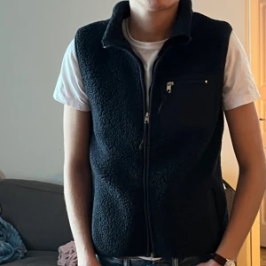 Mörkblå väst - Mörkblå väst. Är i relativt bra skick. Jättesnygg till en skjorta!