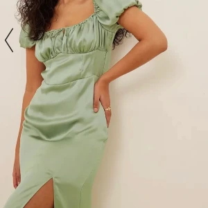 Klänning nakd - Jättefin klänning ifrån nakd, Sanna jörnviks kollektion. Endast prövad!  Storlek 36. Perfekt till sommaren! 💖🌸