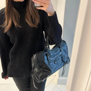 Svart stickad tröja - Super fin svart stickad tröja, använd endast ett fåtal gånger💕