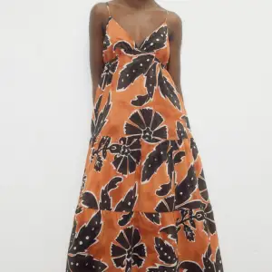 Säljer denna så fina klänning från HM. Använd en gång, nyskick! Nypris 350 kr, mitt pris 200 kr. Perfekt till sommaren😍