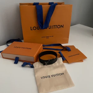 Lv slim bracket - Säljer nu detta nästan helt nya Lv slim armband, använd Max 5 gånger inga skador eller defekter storlek 21, Allt original kommer med och alla typer av bevis på att den är äkta finns bara och fråga. Hör av dig vid övriga frågor eller intressen