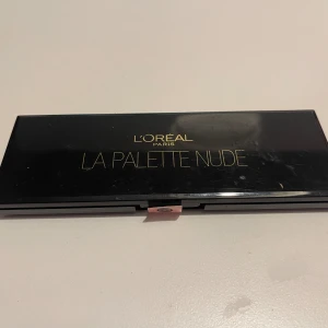 La Palette Nude Loreal ögonskugga  - Ny, ögonskugga palette Nude. OBS: den saknar sin sminkborste.  Kan även hämtas i Landskrona.  